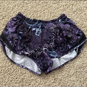 Lululemon Hotty Hot 2.5” shorts